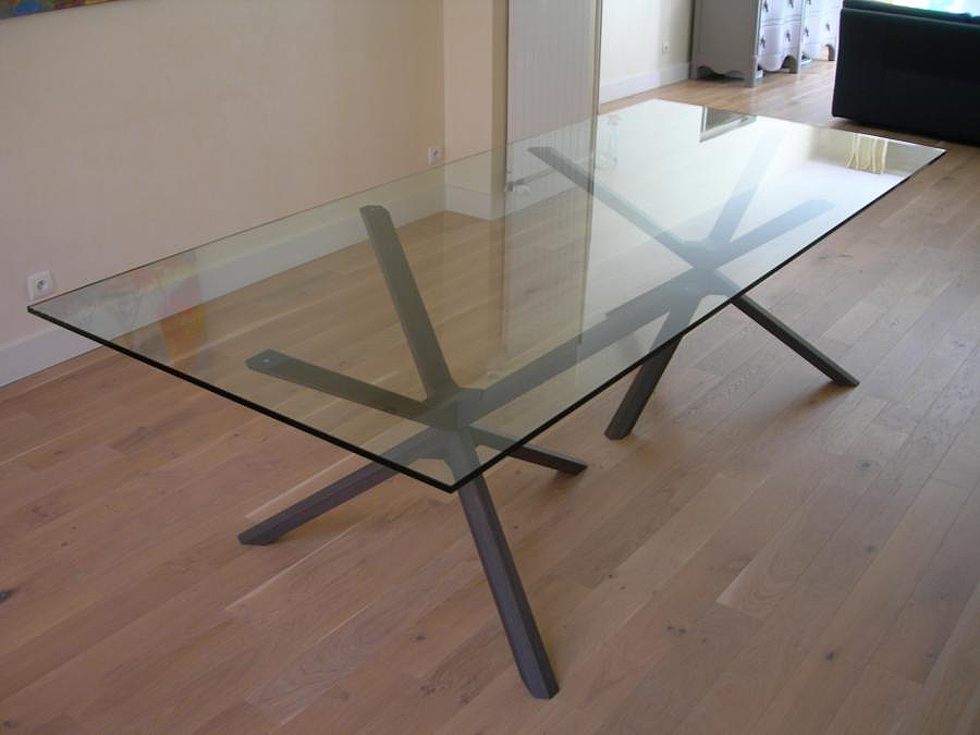 Table avec plateau en verre et piétement en chêne gris